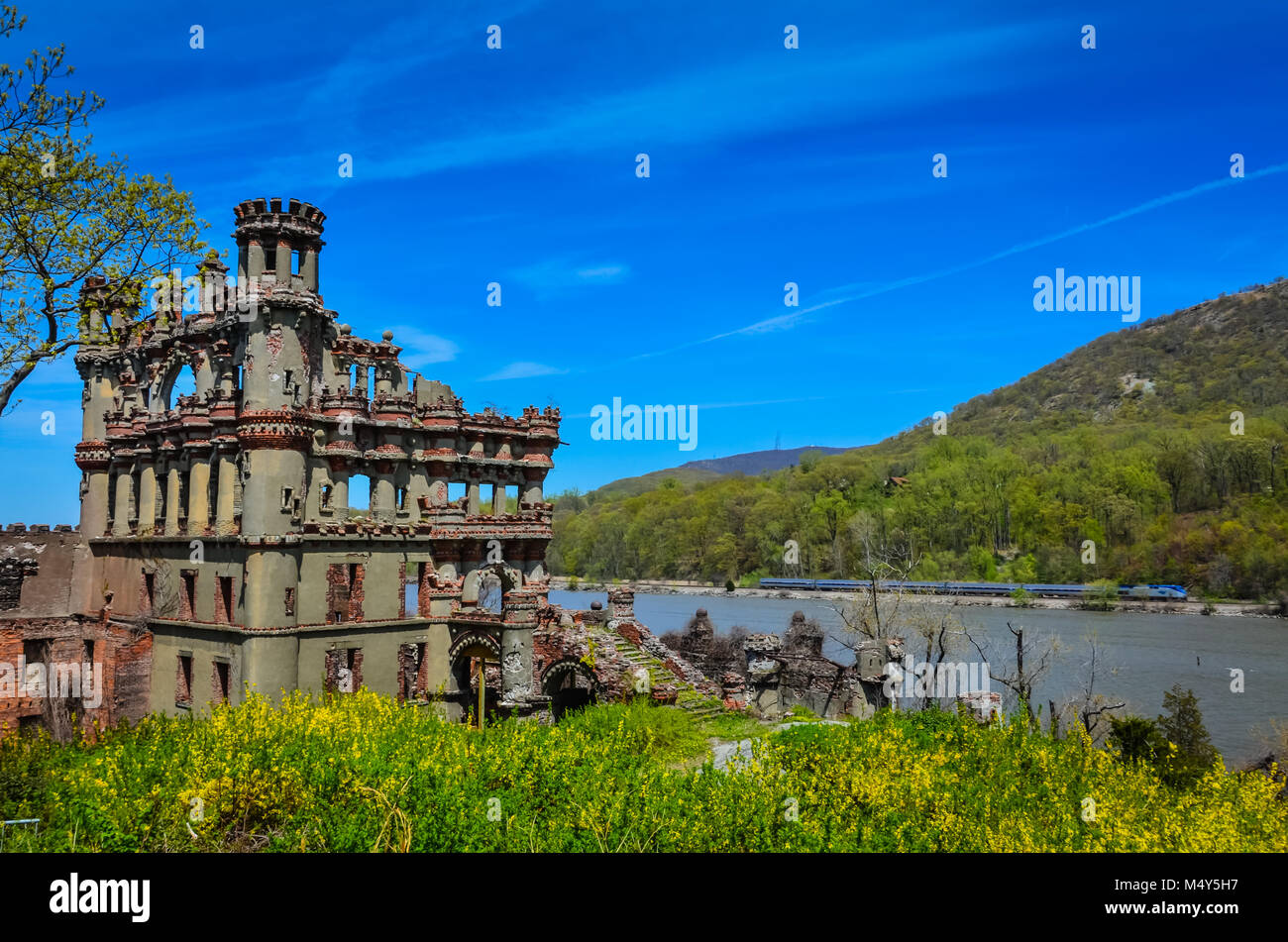 Isola di Bannerman castello su Pollepel Island con vista della valle Hudon e treno sulla linea ferroviaria vicino a Beacon, NY, STATI UNITI D'AMERICA Foto Stock