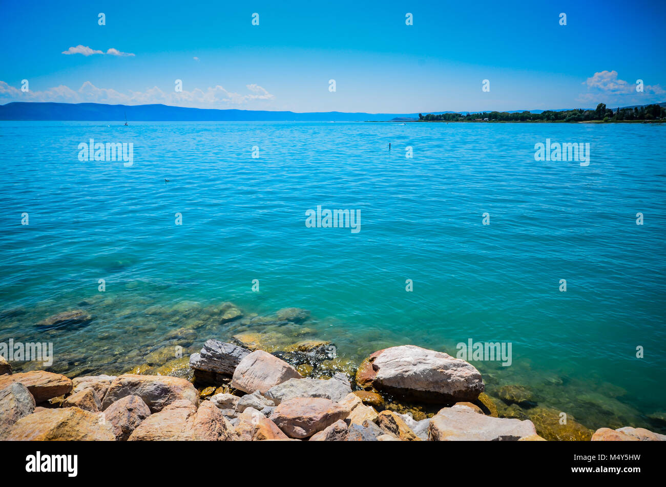 Bordo del chiaro lago blu sul confine dello Utah e Idaho. Bear Lake, Idaho, Stati Uniti d'America. Foto Stock