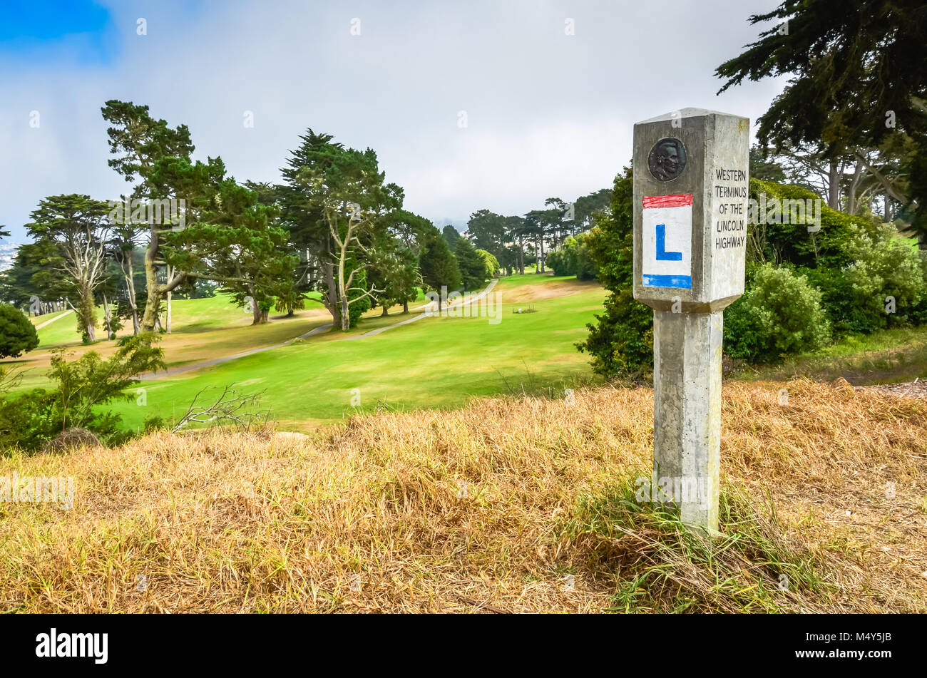 Lincoln Highway Western Terminus signpost, uno 3.000 marcatori in calcestruzzo, che hanno segnato l'America la prima autostrada transcontinentale. San Francisco, CA, Stati Uniti d'America Foto Stock