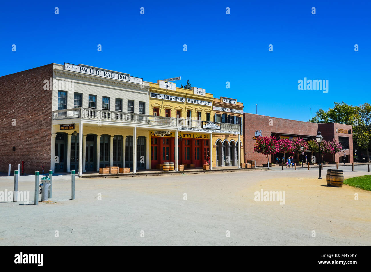 Fila di edifici storici restaurati in Old Sacramento State Historic Park a Sacramento, in California. Foto Stock