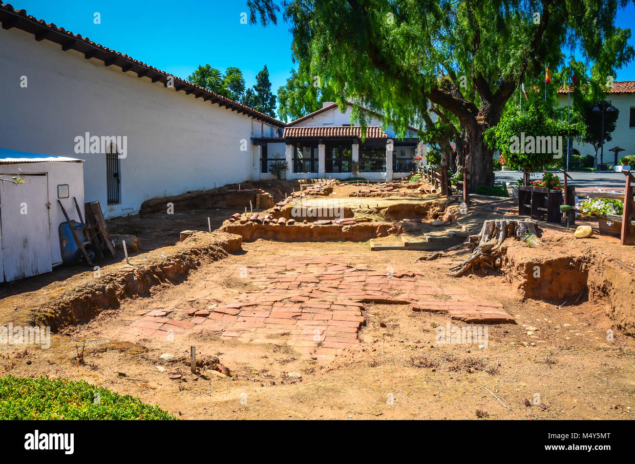 Mattoni a vista a griglia e sito di scavo archeologico a esibire della missione Basilica di San Diego de Alcalá a San Diego, California. Foto Stock