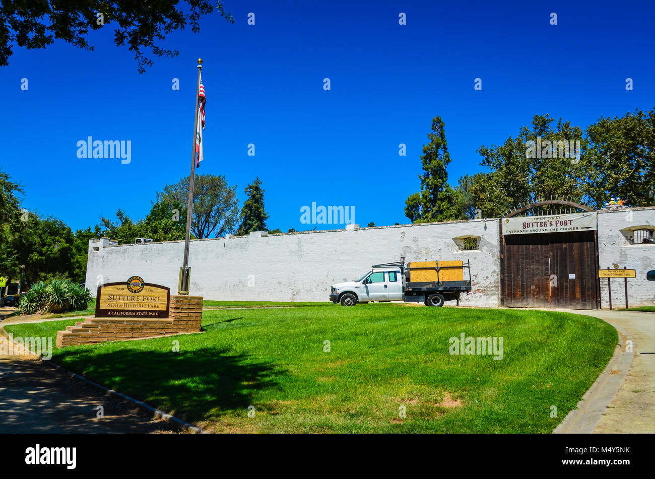 Ingresso anteriore e il parco segno a Sutter's Fort sito storico vicino a Sacramento, CA. Foto Stock
