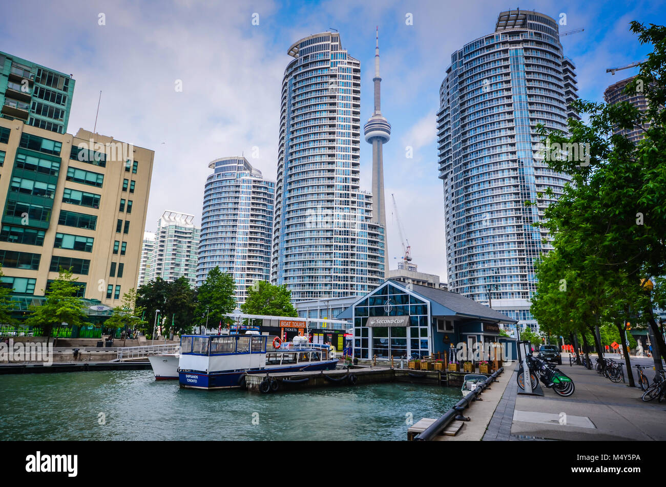 Scena sul lungomare a Toronto in Canada con barche, traghetti, grattacielo, e CN Tower. Foto Stock