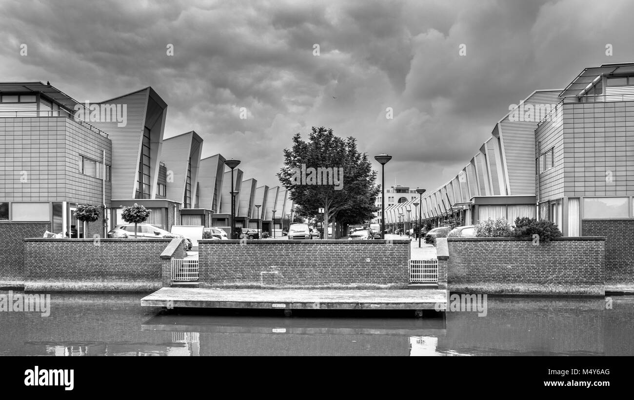 Strada moderna case a schiera e terrazza fronte mare in zona urbana di La Hague, Paesi Bassi in bianco e nero Foto Stock