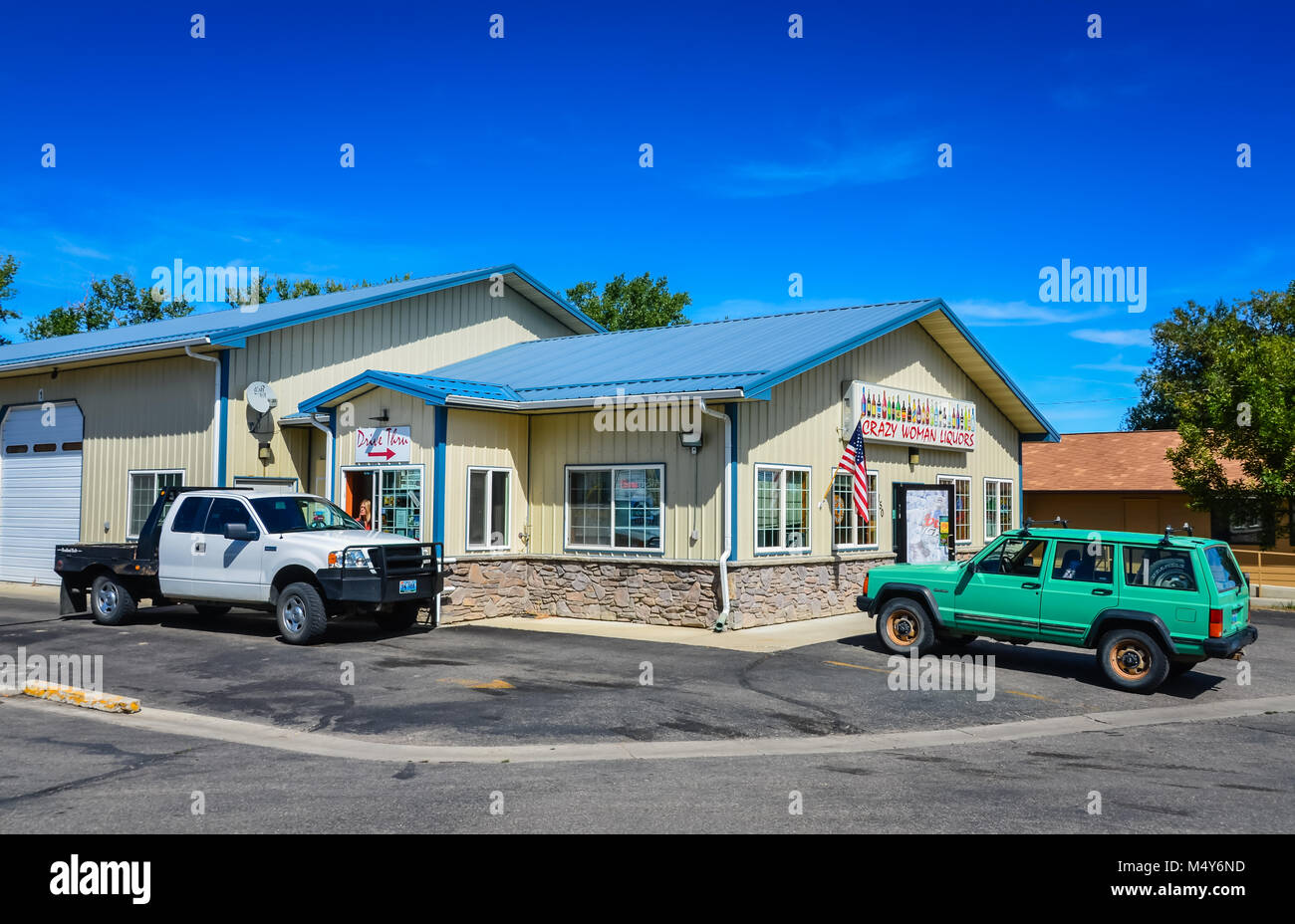 Guidare attraverso il negozio di liquori in Buffalo, Wyoming. Foto Stock