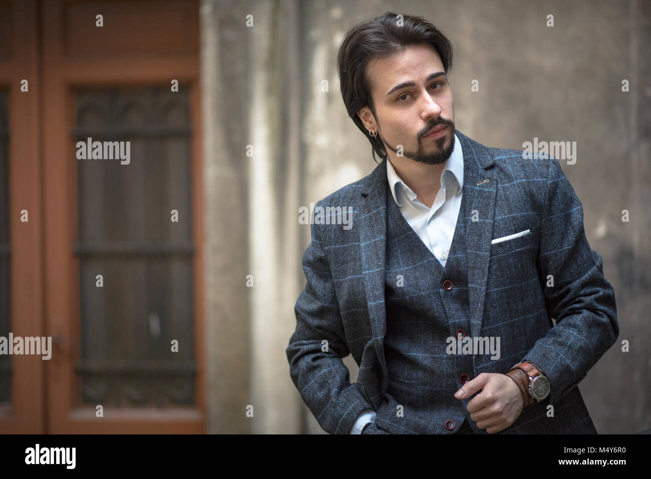 Vestito di tweed immagini e fotografie stock ad alta risoluzione