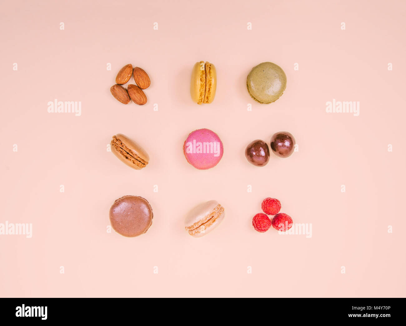 Amaretti colorate sullo sfondo rosa. Foto Stock