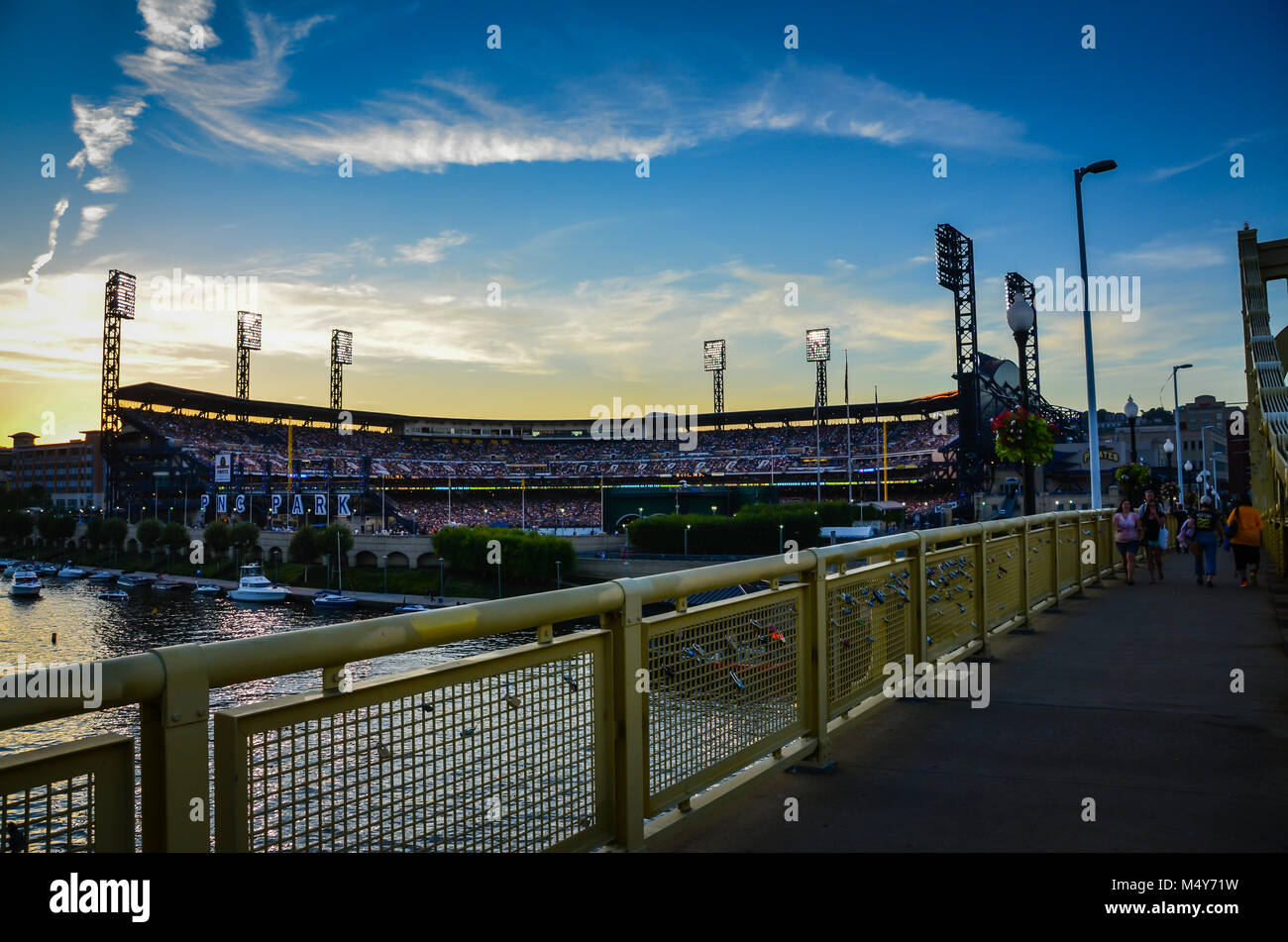 Luogo di coppie si blocca a significare amore eterno sul ponte giallo nella parte anteriore di Pittsburgh Pirates al PNC Park Stadium. Foto Stock