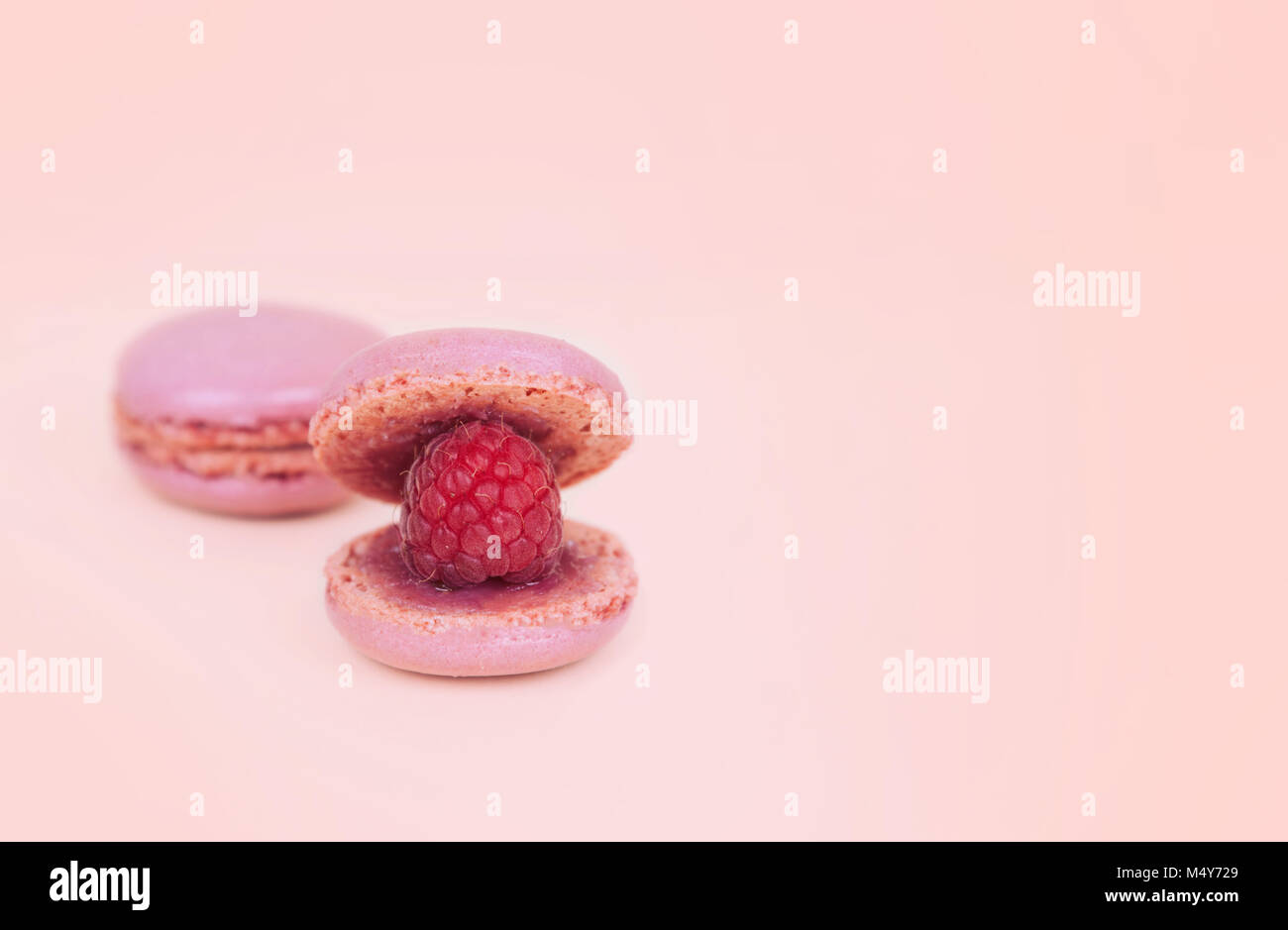Amaretti come un guscio con lampone perla. Foto Stock