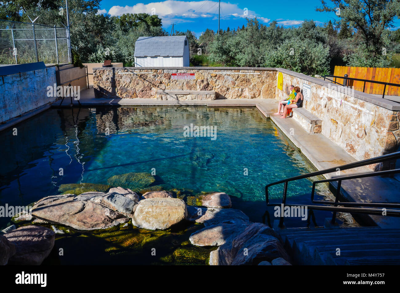 Saratoga, WY, STATI UNITI D'AMERICA. Hobo piscina calda, un hot springs racchiusi in un rock pool. Foto Stock