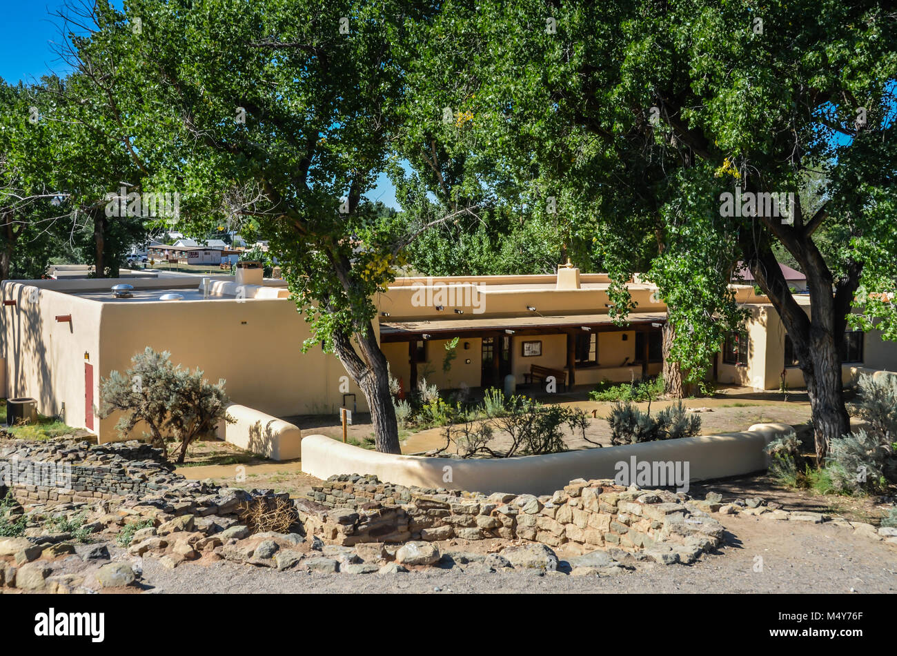 Aztec, NM, Stati Uniti d'America. Aztec Ruins National Monument Visitor Center costruito da Earl Morris con 800-anno-vecchi travi ponderosa presi in prestito da Indiani Pueblo rovine. Foto Stock