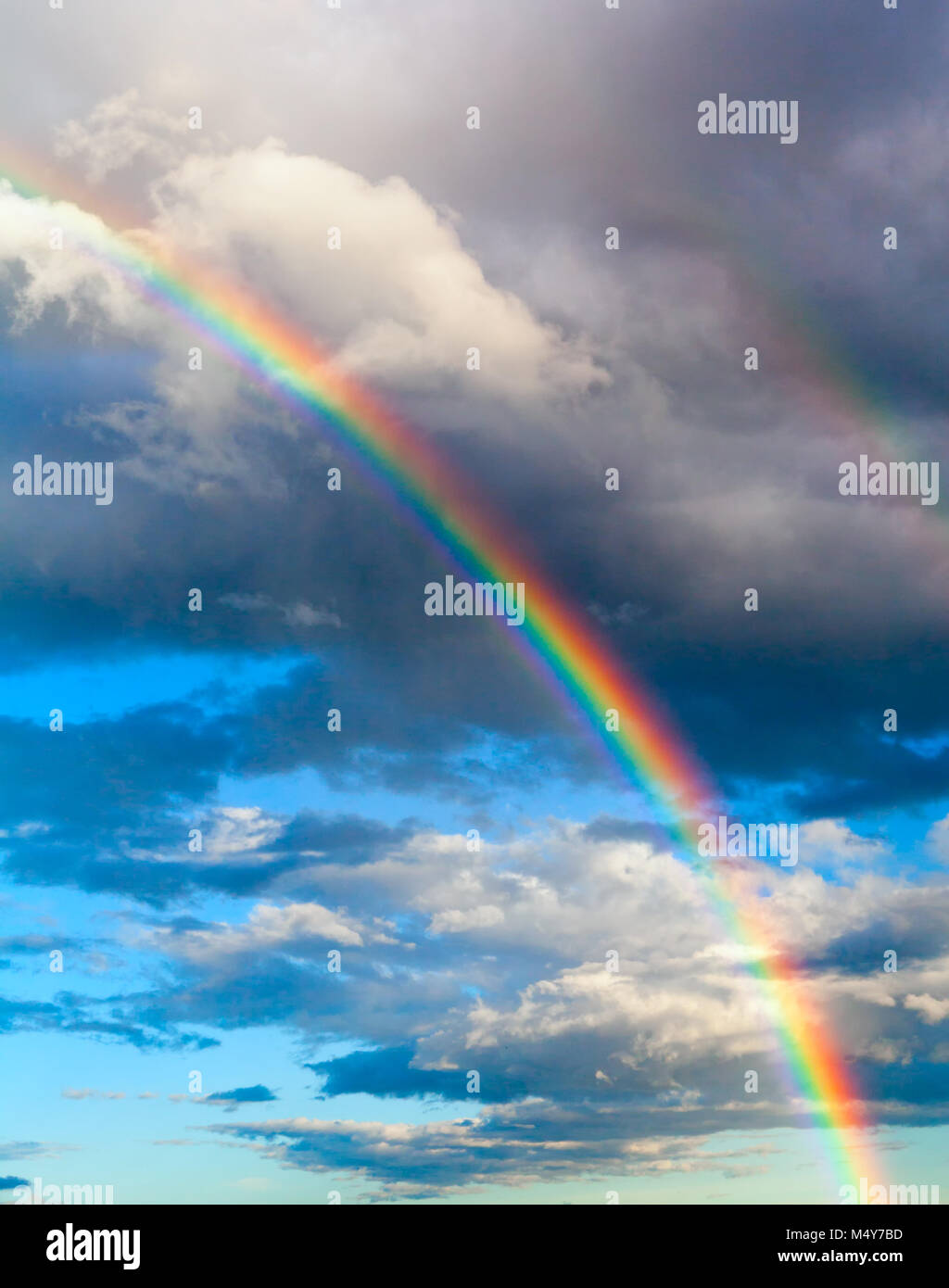Vero arcobaleno nel cielo nuvoloso Foto Stock
