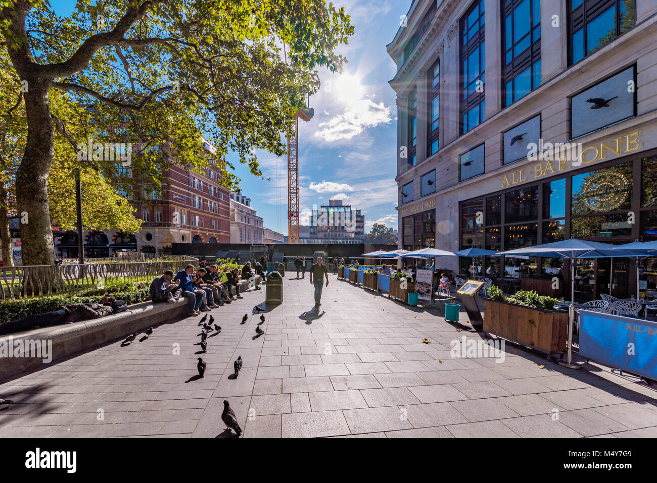 LONDON, Regno Unito - 06 ottobre: si tratta di Leicester Square è una popolare destinazione turistica con numerosi negozi ristoranti e caffetterie su ottobre 06 Foto Stock