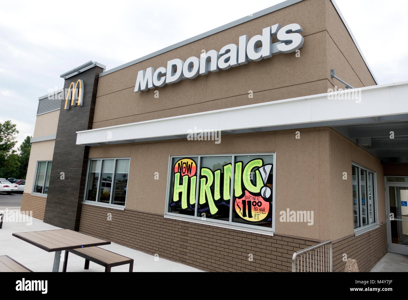 Segno nel ristorante McDonald's finestra che offre lavoro a $11.00 all'ora. Alexandria MN Minnesota USA Foto Stock