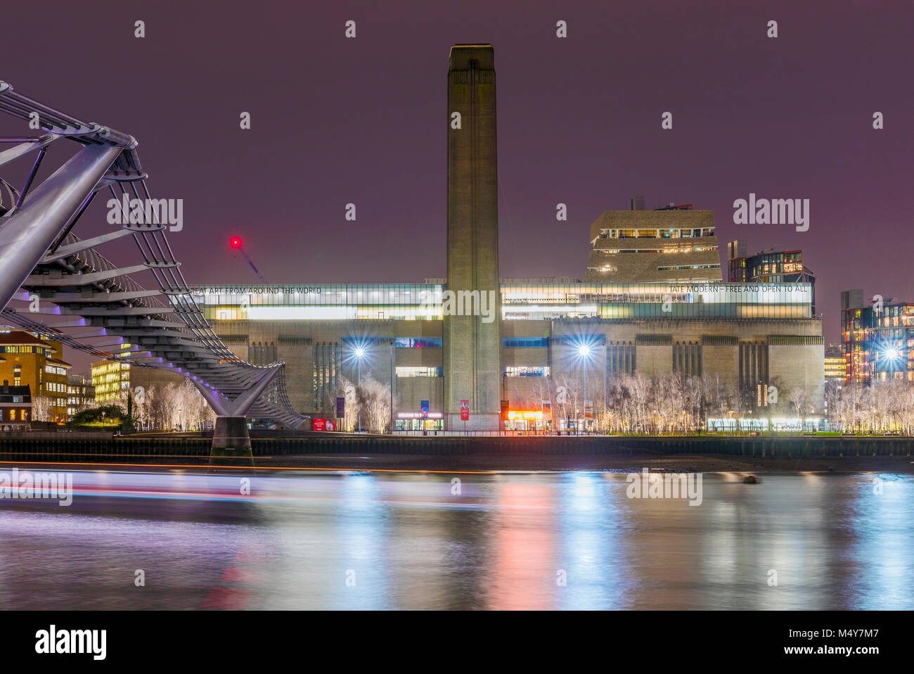 LONDON, Regno Unito - 17 gennaio: questa è una vista notturna della Tate Modern Building e Millenium Bridge lungo il fiume Tamigi on gennaio 17, 2018 Foto Stock