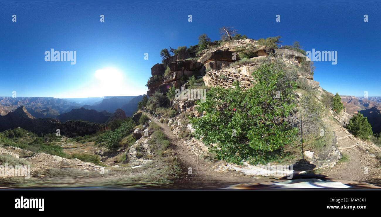 L'originale Grandview Trail è stata creata per collegare il Canyon Rim con le miniere di rame sulla mesa a ferro di cavallo. Il Ben sentiero costruito alla fine è stato usato più per turisti di minatori, in quanto essa ha fornito uno dei migliori percorsi di accesso nel Canyon durante i primi anni del XX secolo Questa foto mostra una vista laterale di più rampe realizzato da sporcizia riempito presepi di registro che sono stati incatenati o imperniata alla roccia calcarea volti a fornire una base per il sentiero. Esiste certamente qualche esposizione in questa sezione. Questo sentiero è molto ripida! In estate gran parte del sentiero è in pieno sole in inverno I Foto Stock