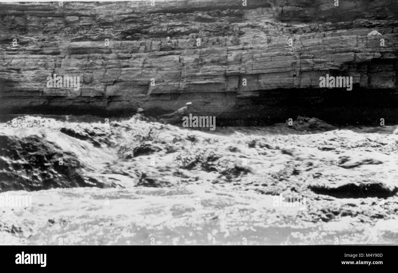 Viaggio U.S.G.S (CLAUDE BIRDSEYE)- LEWIS FREEMAN ACCESO BARCA GRAND ATTRAVERSO UNA RAPIDA SOPRA HAVASU Creek. Foto di E.C. LARUE. Il 13 settembre 1923 il Grand Canyon Parco Nat storica sul fiume foto. Foto Stock