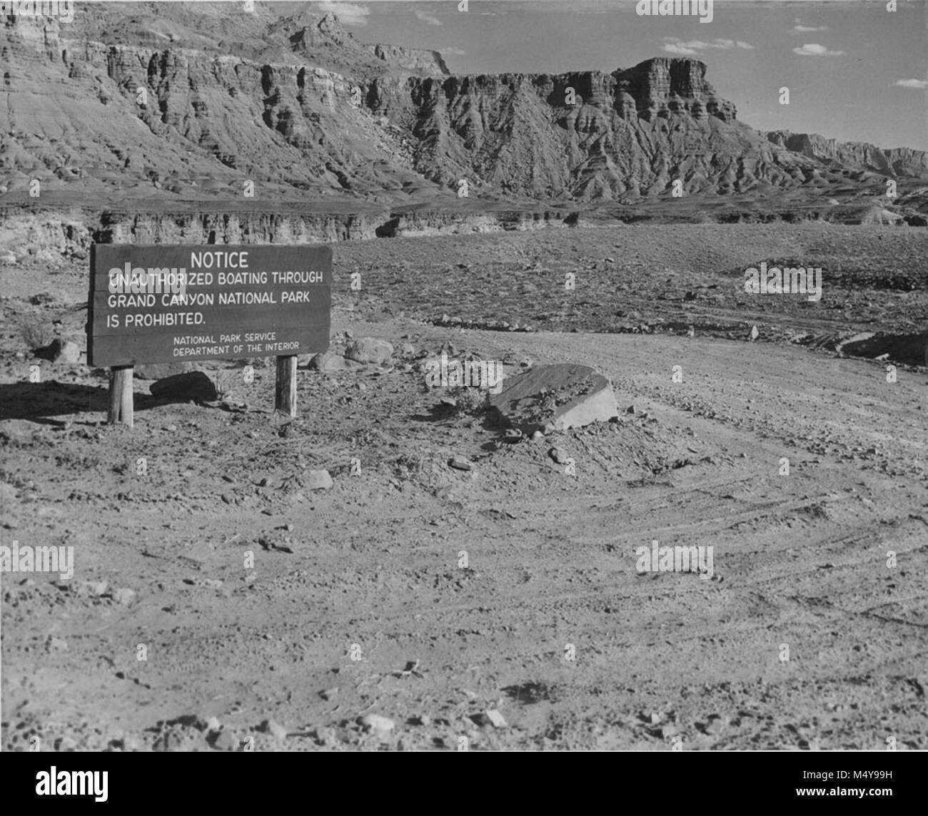 Segno sulla strada di avvicinamento a LEES FERRY indicando nautica non autorizzati attraverso il parco nazionale del Grand Canyon è vietato. Fotografo R.S. LEDING. CIRCA 1959. Grand Canyon Parco Nat storica sul fiume foto. Foto Stock