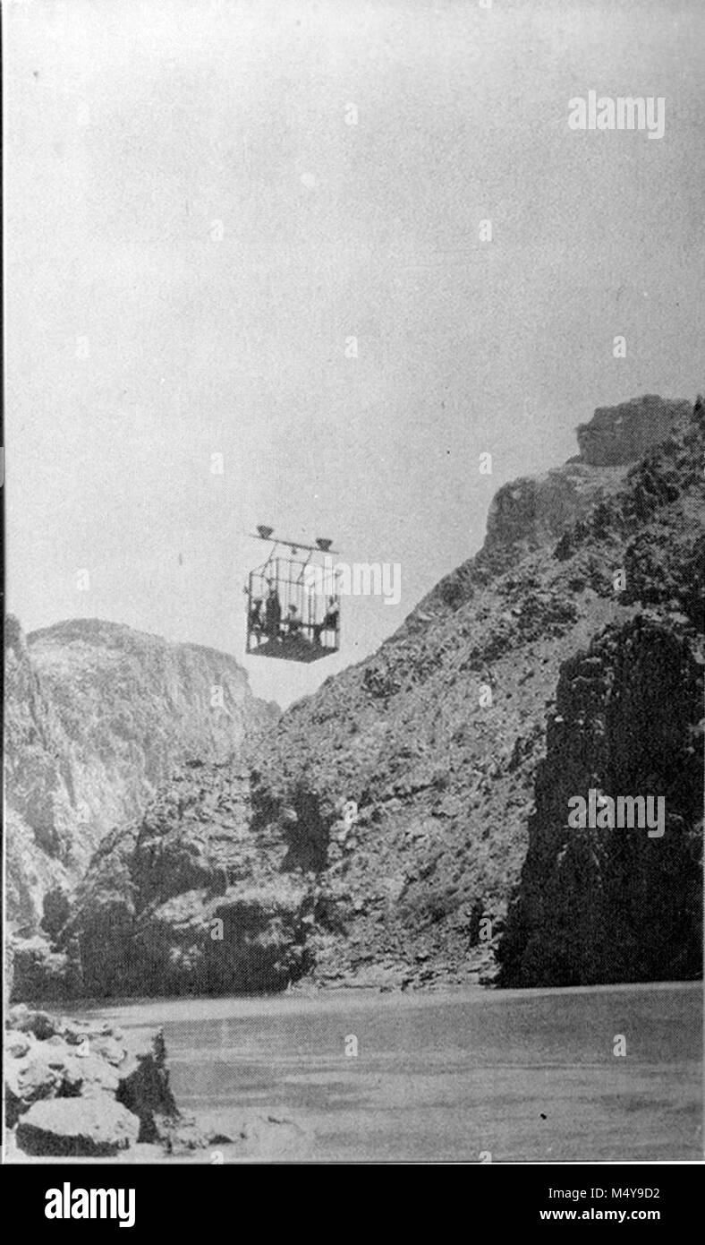 Funivia lungo il fiume Colorado vicino PHANTOM ranch nel GRAND CANYON. Foto di D.D. La formazione di ruggine (copia negativa dalla L. HENDERSON, 26 novembre 1968) il Grand Canyon Parco Nat storica sul fiume foto. Foto Stock