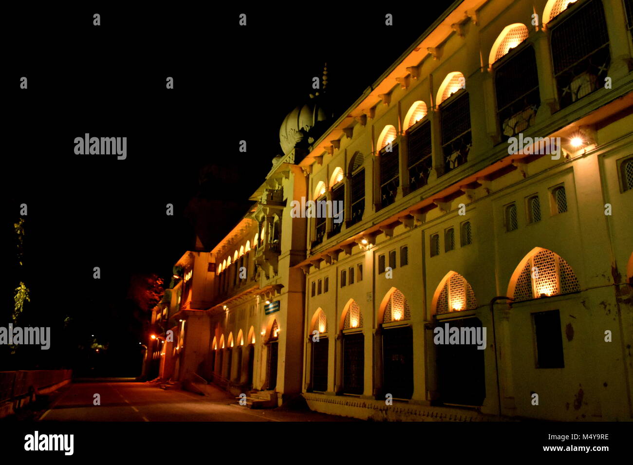 Università di Lucknow cancello principale vista notturna, India Foto Stock