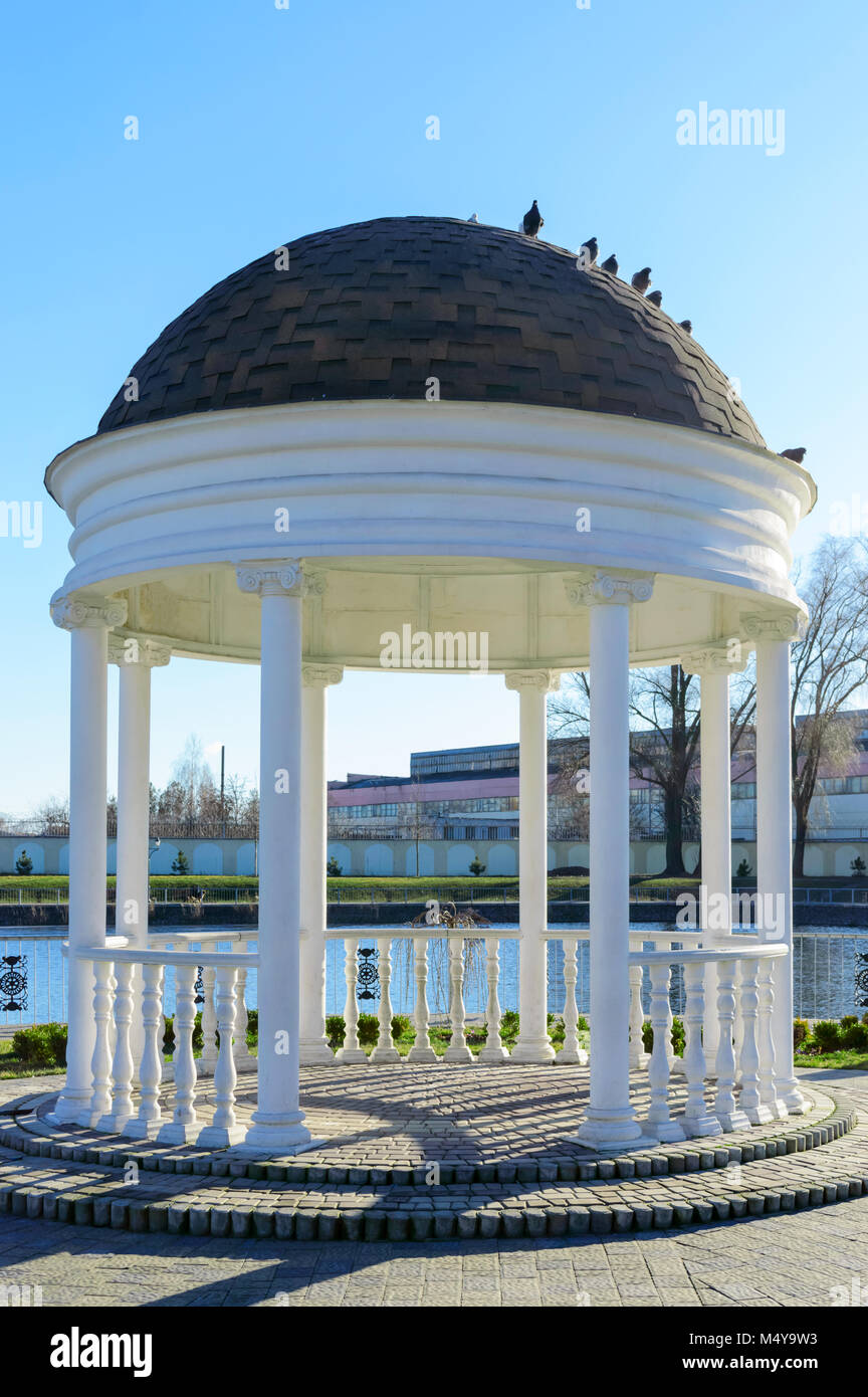 Bella bianca alcova sul lago del parco. Foto Stock