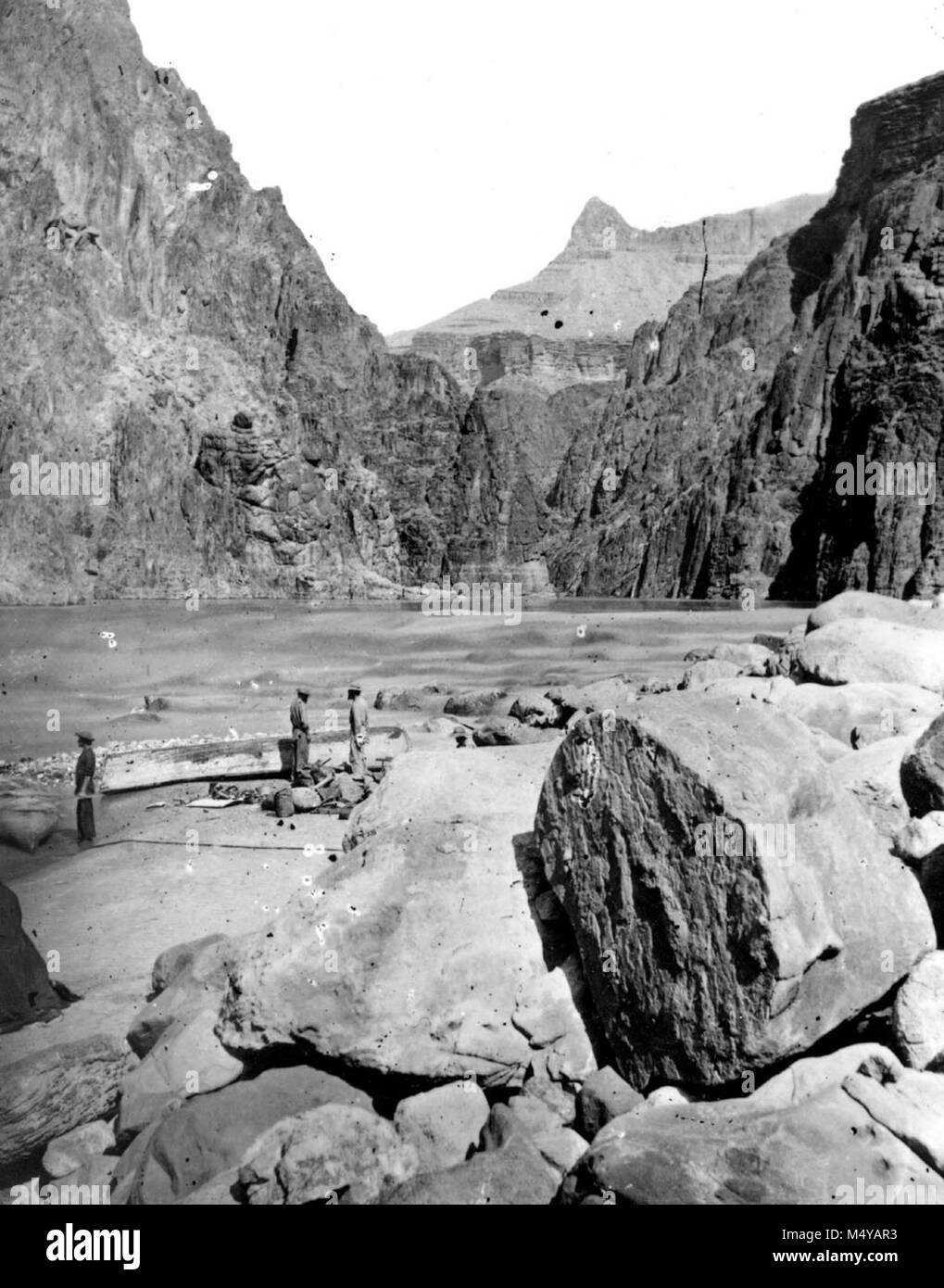 Da John Wesley Powell 2ND EXPEDITION. "L'associazione BARCHE IN PRIMO Granite Gorge. " GRAND CANYON del fiume Colorado. Agosto 1872. Grand Canyon Parco Nat storica sul fiume foto. Foto Stock