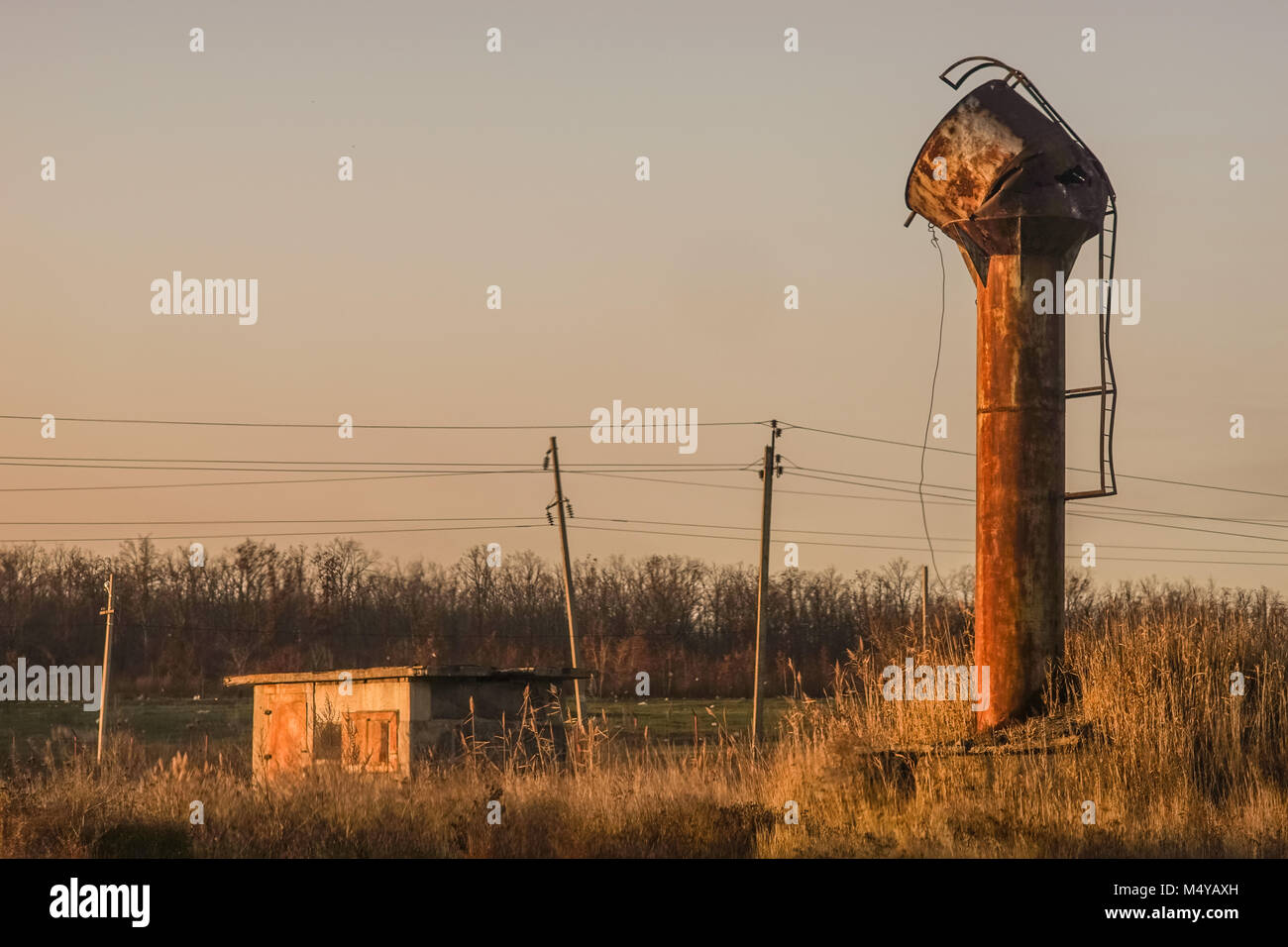 Vecchio arrugginito water tower Foto Stock
