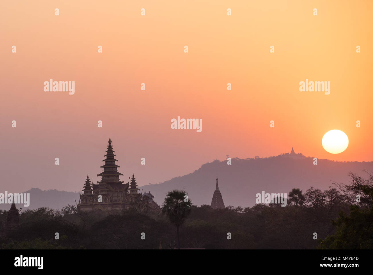 Bagan tramonto e tempio di sagome in Myanmar Foto Stock