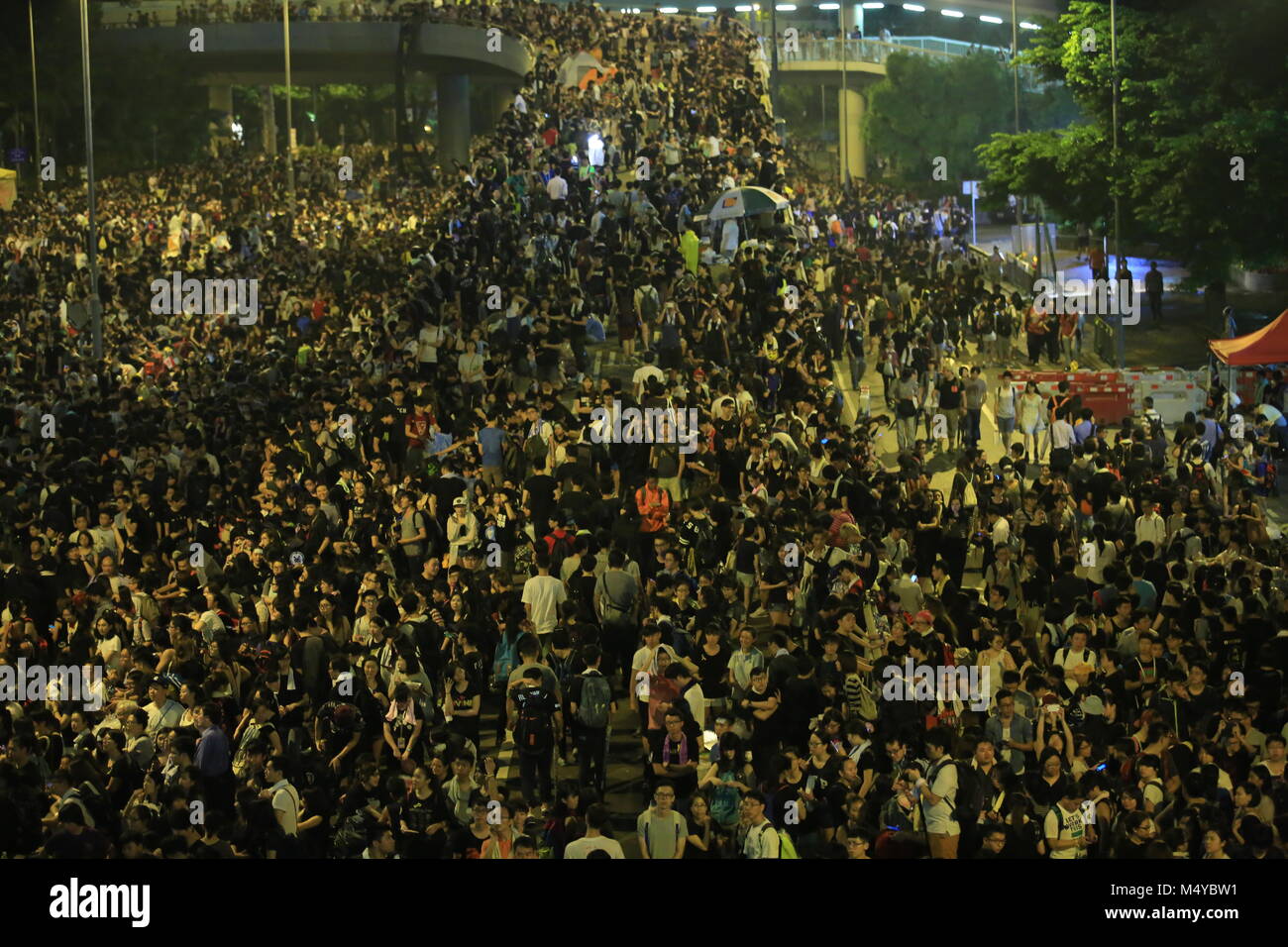 HONG KONG, Sett.30: manifestanti occupano la strada vicino alla sede del governo nella Admiralty il 30 settembre 2014. Dopo il Riot Police fire tear shell per i manifestanti pacifici, persone unirsi alla protesta Foto Stock