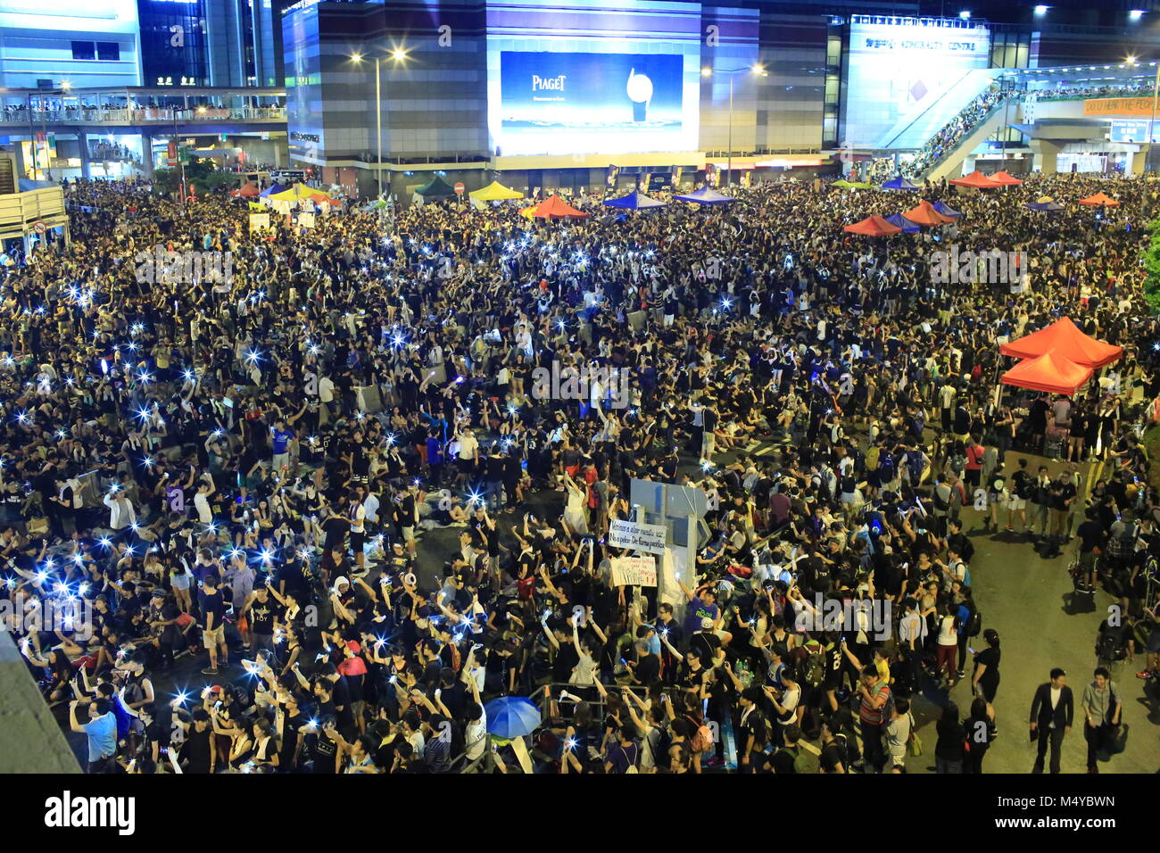 HONG KONG, Sett.30: manifestanti occupano la strada vicino alla sede del governo nella Admiralty il 30 settembre 2014. Dopo il Riot Police fire tear shell per i manifestanti pacifici, persone unirsi alla protesta Foto Stock