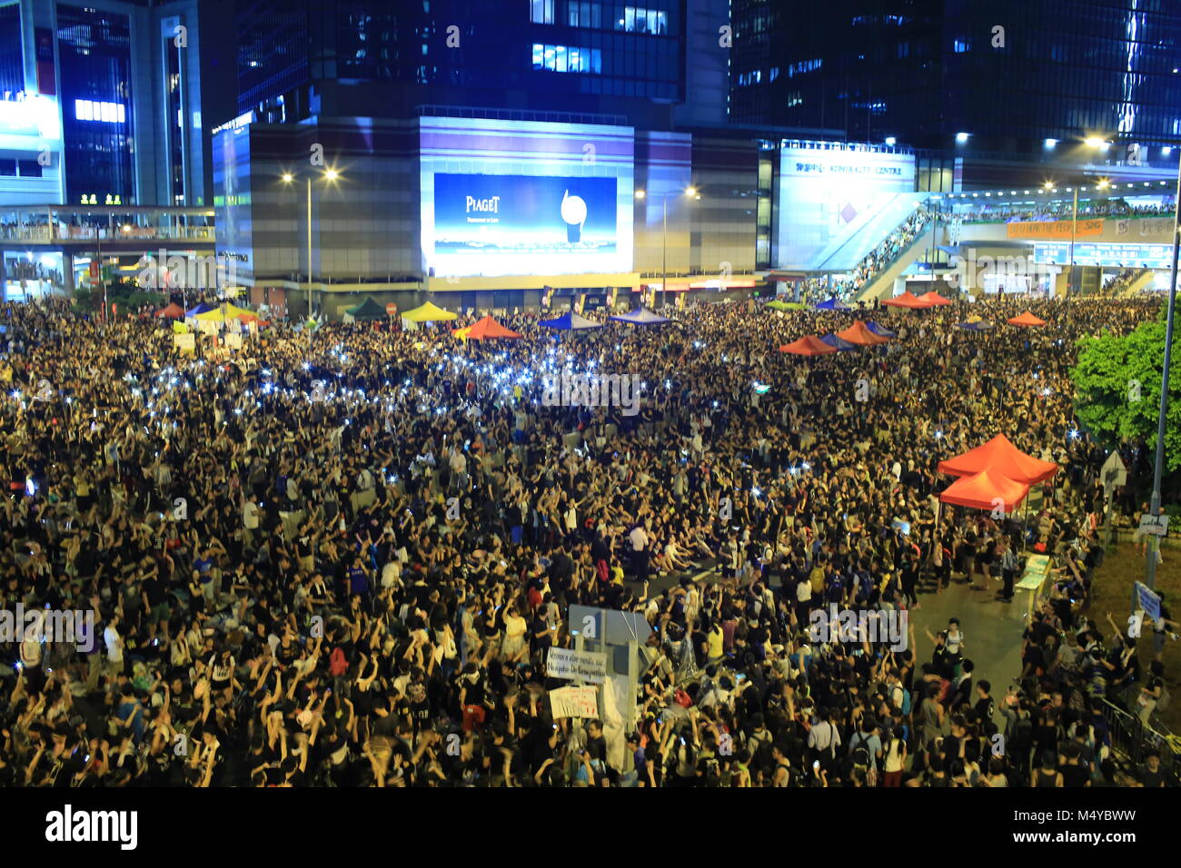 HONG KONG, Sett.30: manifestanti occupano la strada vicino alla sede del governo nella Admiralty il 30 settembre 2014. Dopo il Riot Police fire tear shell per i manifestanti pacifici, persone unirsi alla protesta Foto Stock