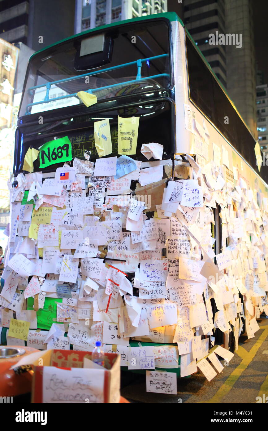 HONG KONG, Ott 1: come manifestanti occupano la strada, bus sono costretti a stare qui a Mongkok il 1 ottobre 2014. Dopo che la polizia incendio guscio di strappo nella protesta pacifica su 28 sett, più persone si uniscono alla protesta Foto Stock