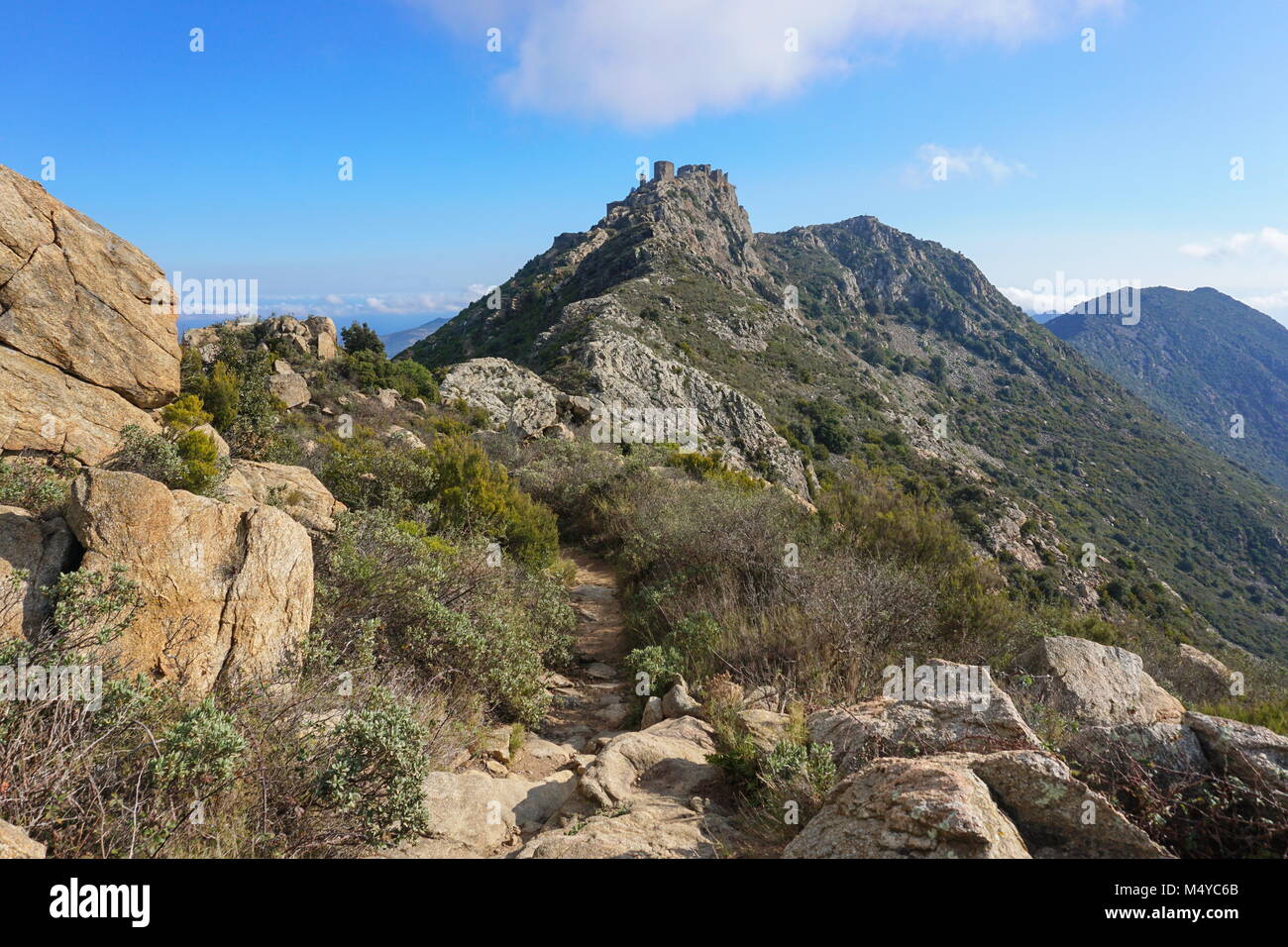 Sentiero nella Verdera montagne che conduce alle rovine di un castello medioevale situato in corrispondenza della sommità di un ripido sperone roccioso, in Spagna, in Catalogna, Alt Emporda Foto Stock