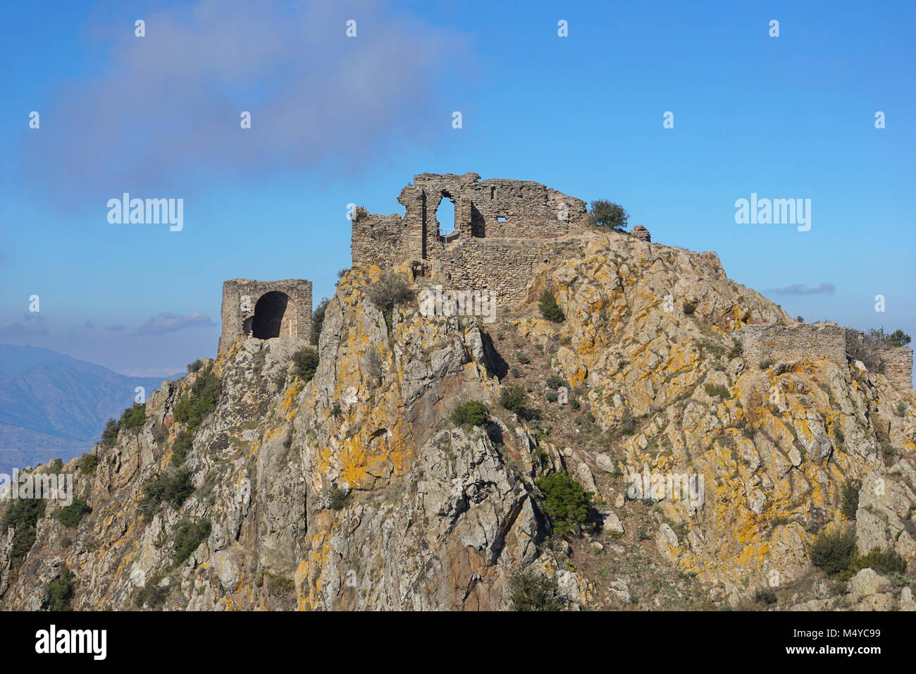 Le rovine del castello de Verdera si trova alla sommità di un ripido sperone roccioso, in Spagna, in Catalogna, Alt Emporda Girona Foto Stock