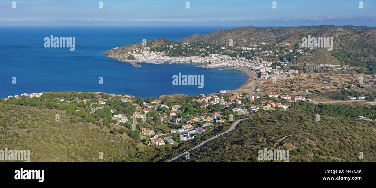 Spagna costa brava vista aerea panorama della baia e la città di El Port de la Selva in Catalogna, Alt Emporda, Girona, mare Mediterraneo Foto Stock