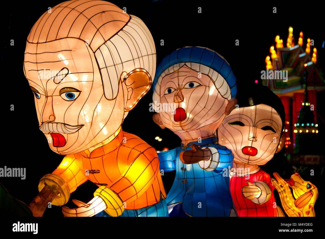 Haren, Paesi Bassi - 22 Novembre 2011: Tre colorate figurine lanterna in una riga, che brilla luminosa nel buio serale durante una leggera cinese e L Foto Stock