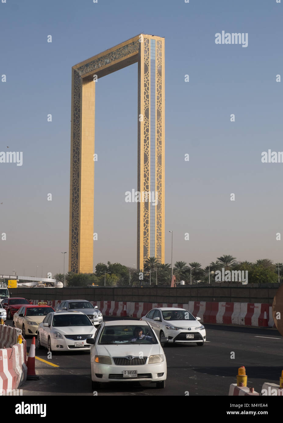 Costruzione stradale vicino al segno distintivo di Dubai il telaio Foto Stock