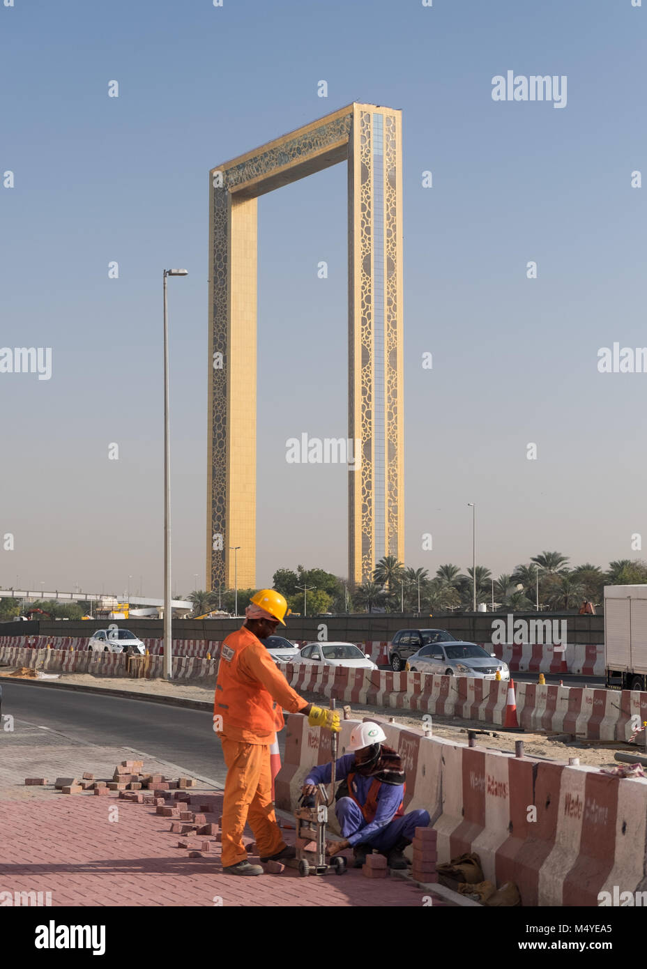 Costruzione stradale vicino al segno distintivo di Dubai il telaio Foto Stock