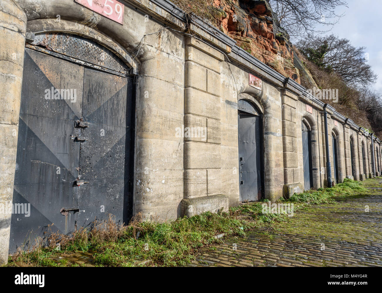 Una fila di vecchio stile vittoriano garage del collegamento meccanico ancora in uso in Liverpool, UK. Foto Stock