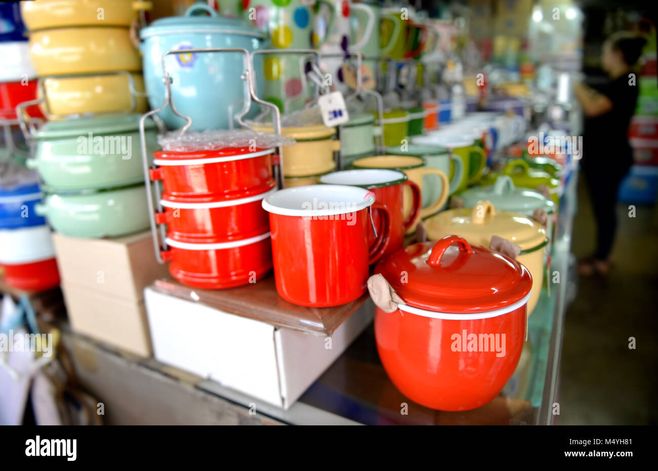 Colore zinco contenitore di rivestimento per la vendita in ware shop con illuminazione per interni. Foto Stock