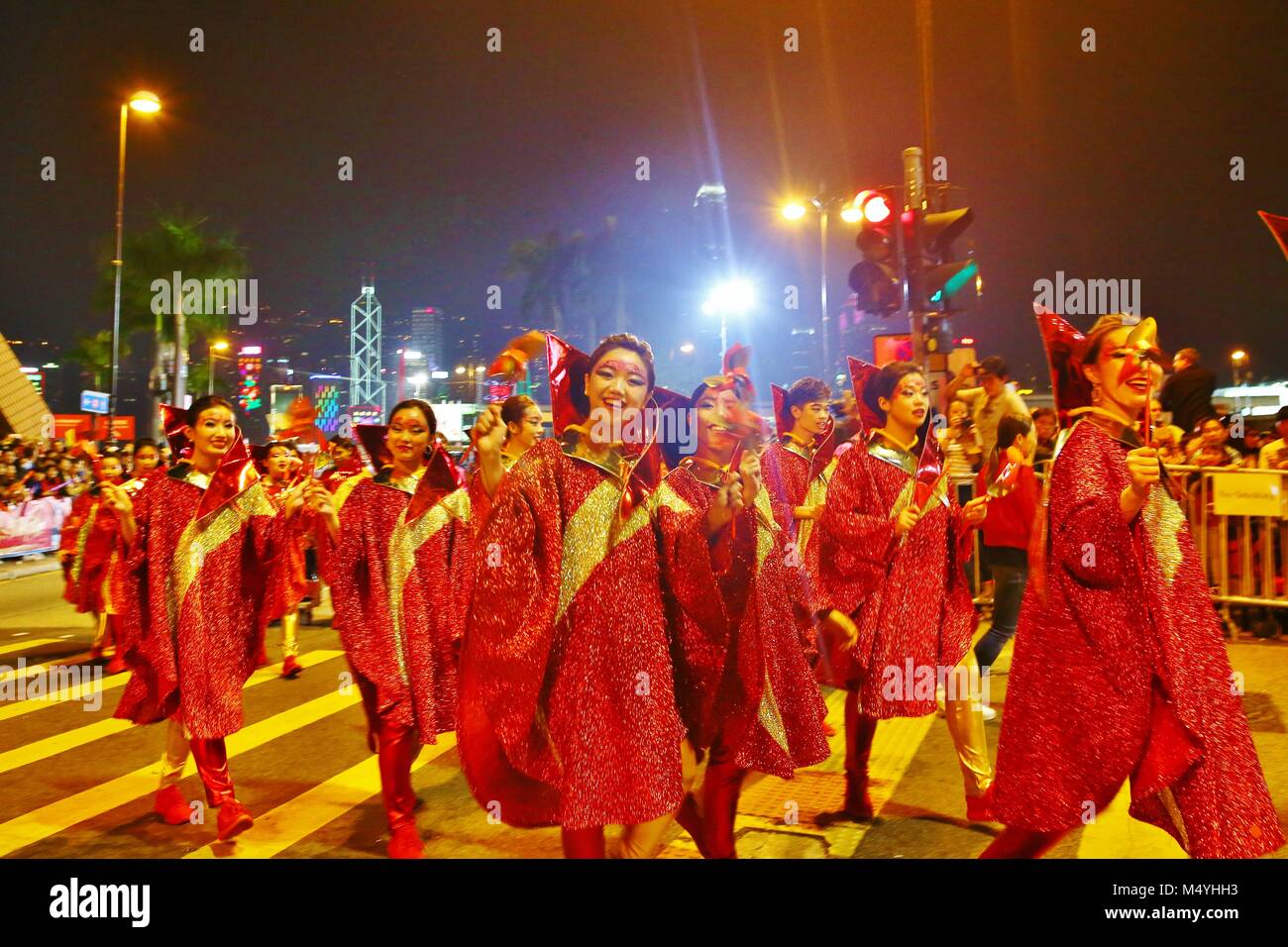 Hong Kong, Hong Kong - 16 febbraio 2018. L annuale per il Nuovo Anno Cinese Night Parade 2018 avviene in Tsim Sha Tsui area di Hong Kong. Qui il marzo danza eseguita dal Kakao amici dalla Corea. Foto Stock