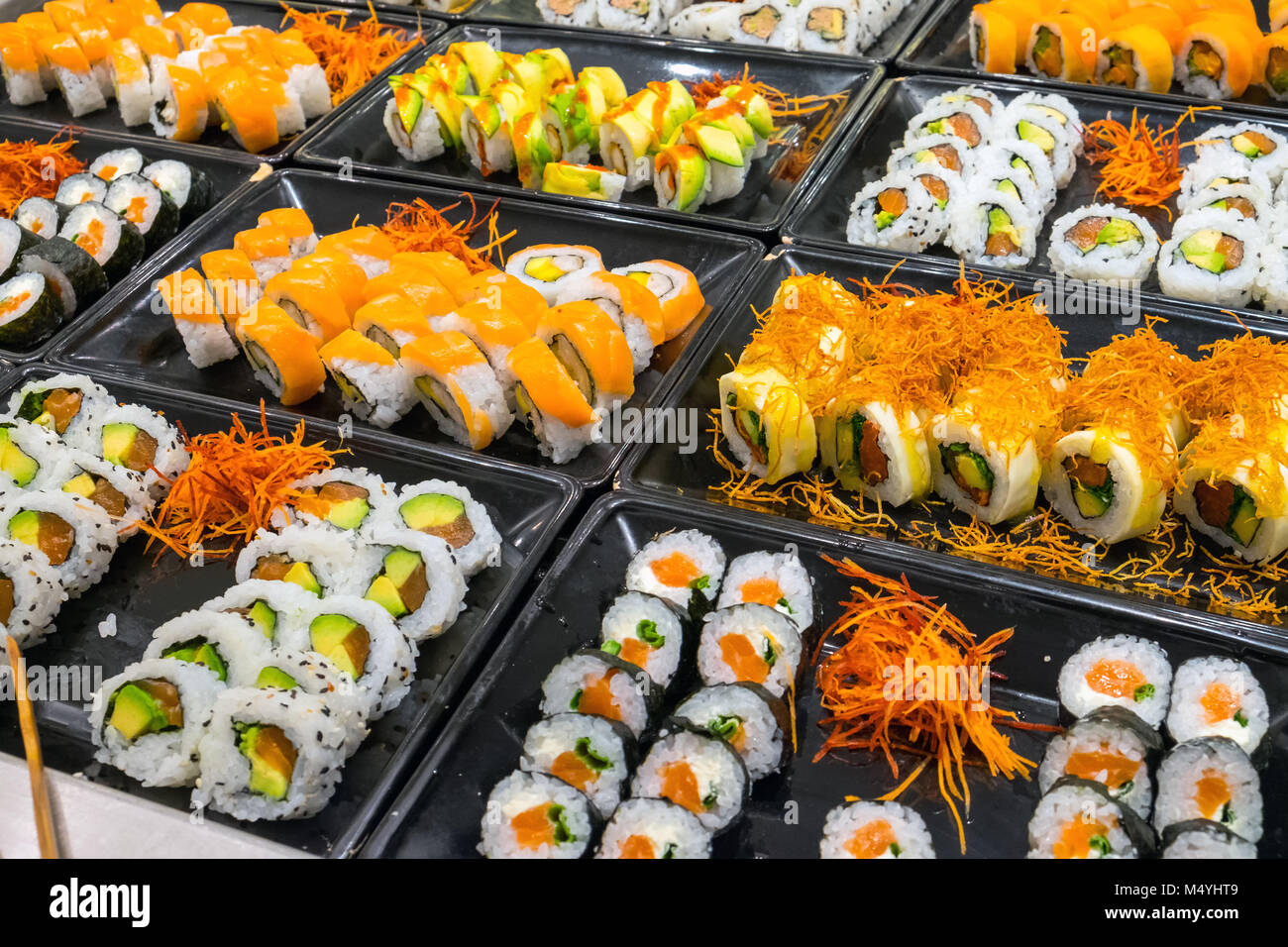 Grande varietà di sushi rotoli ad un buffet Foto Stock