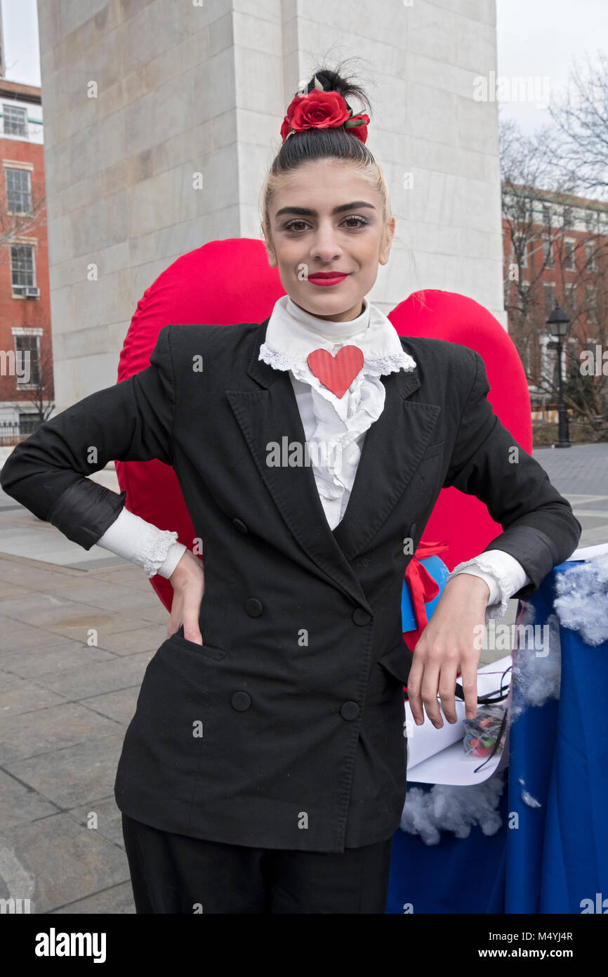 Prestazioni Cocovan artista e la sua Lettera d'amore per il progetto mondiale di Washington Square Park nel Greenwich Village di New York City. Foto Stock Prestazioni Cocovan artista e la sua Lettera d'amore per il progetto mondiale di Washington Square Park nel Greenwich Village di New York City. Foto Stock