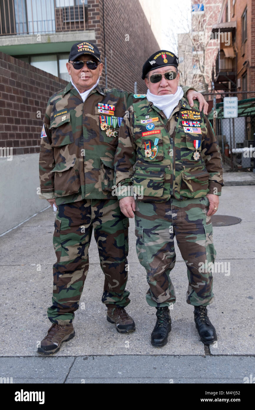 Due senior dei veterani di guerra coreana presso il Nuovo Anno Cinese Parade di lavaggio, Queens, a New York City. Foto Stock