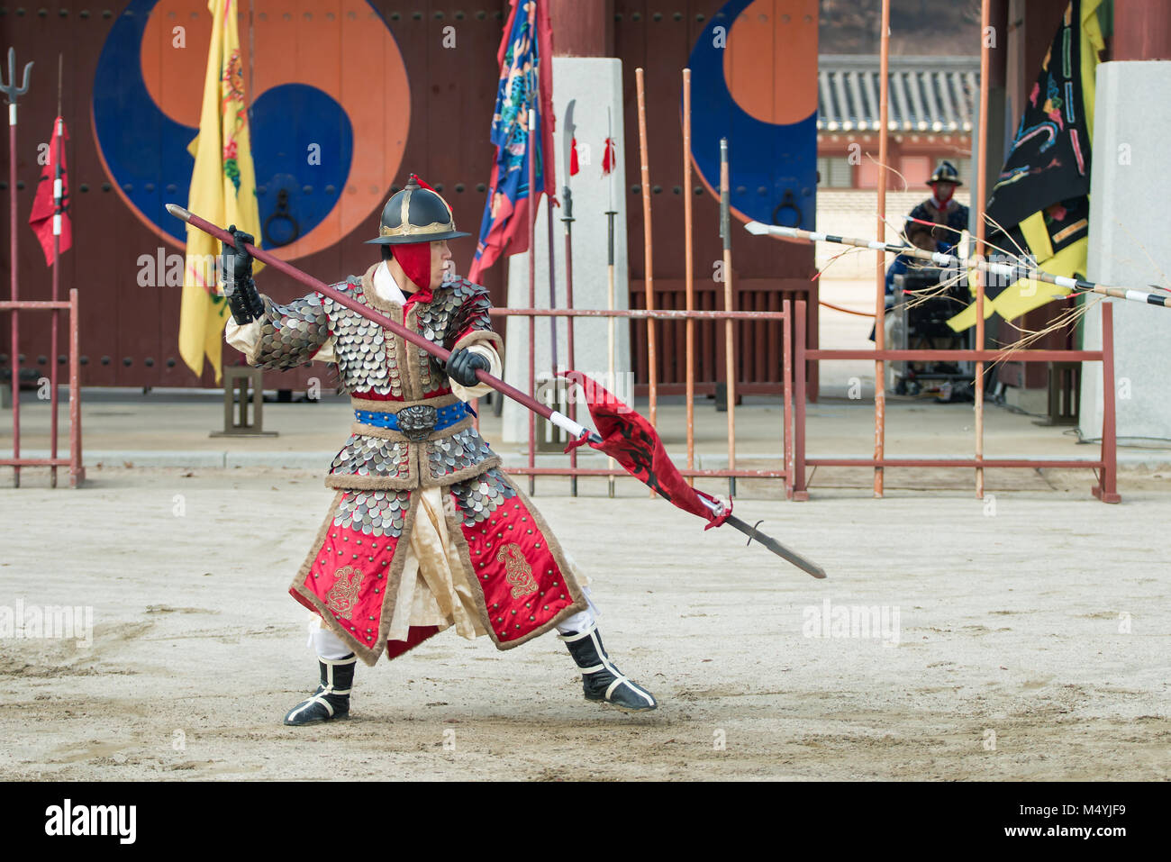 Soldato coreano tradizionale con la dinastia Joseon durante la mostra di arti marziali Foto Stock