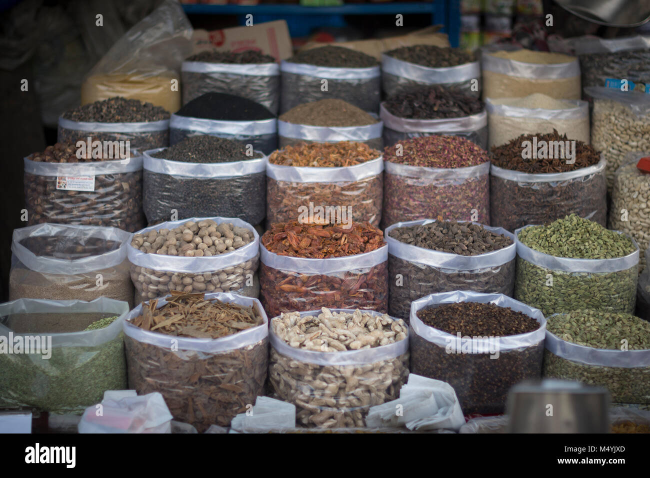 Spezie vendute in Khari Baoli Mercato, Vecchia Delhi, India Foto Stock