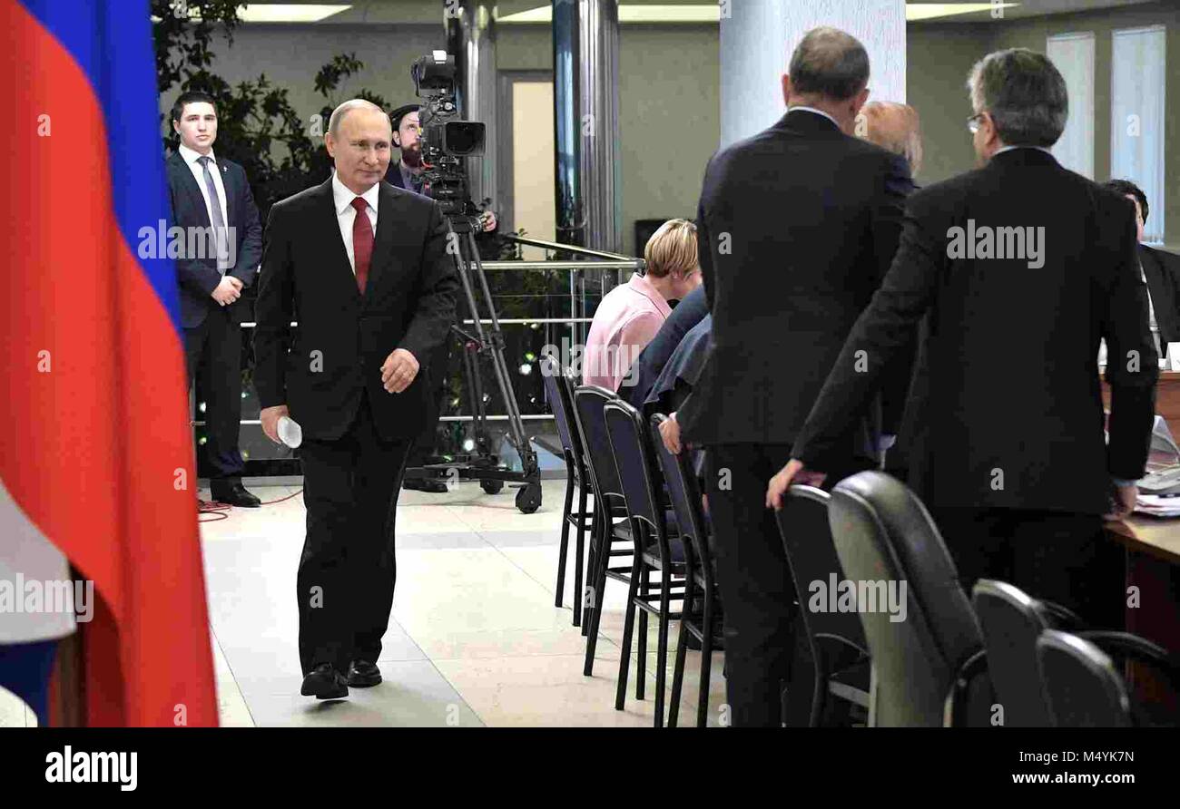 Il presidente russo Vladimir Putin arriva a presiedere una riunione del Consiglio presidenziale per la scienza e l'istruzione affrontare la competitività globale della scienza russa Febbraio 8, 2018 a Novosibirsk, in Russia. Foto Stock