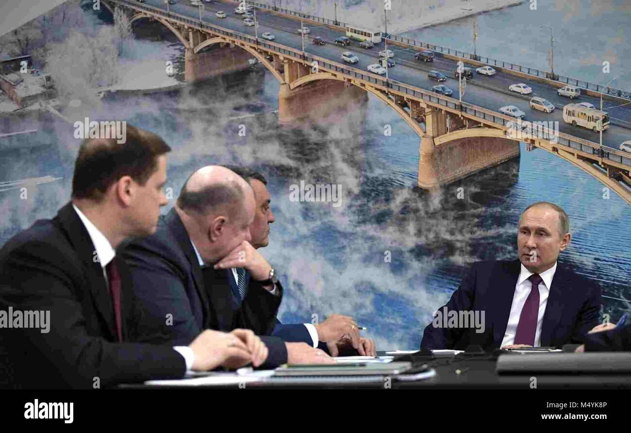 Il presidente russo Vladimir Putin si incontra con i business leader per discutere la situazione ambientale nel territorio di Krasnoyarsk Febbraio 7, 2018 a Krasnoyarsk, Russia. Seduti da sinistra a destra sono i seguenti: presidente di Rusal di Vladislav Soloviev, Norilsk Nickel Presidente Vladimir Potanin e inviato presidenziale in Siberia Sergei Menyailo. Foto Stock