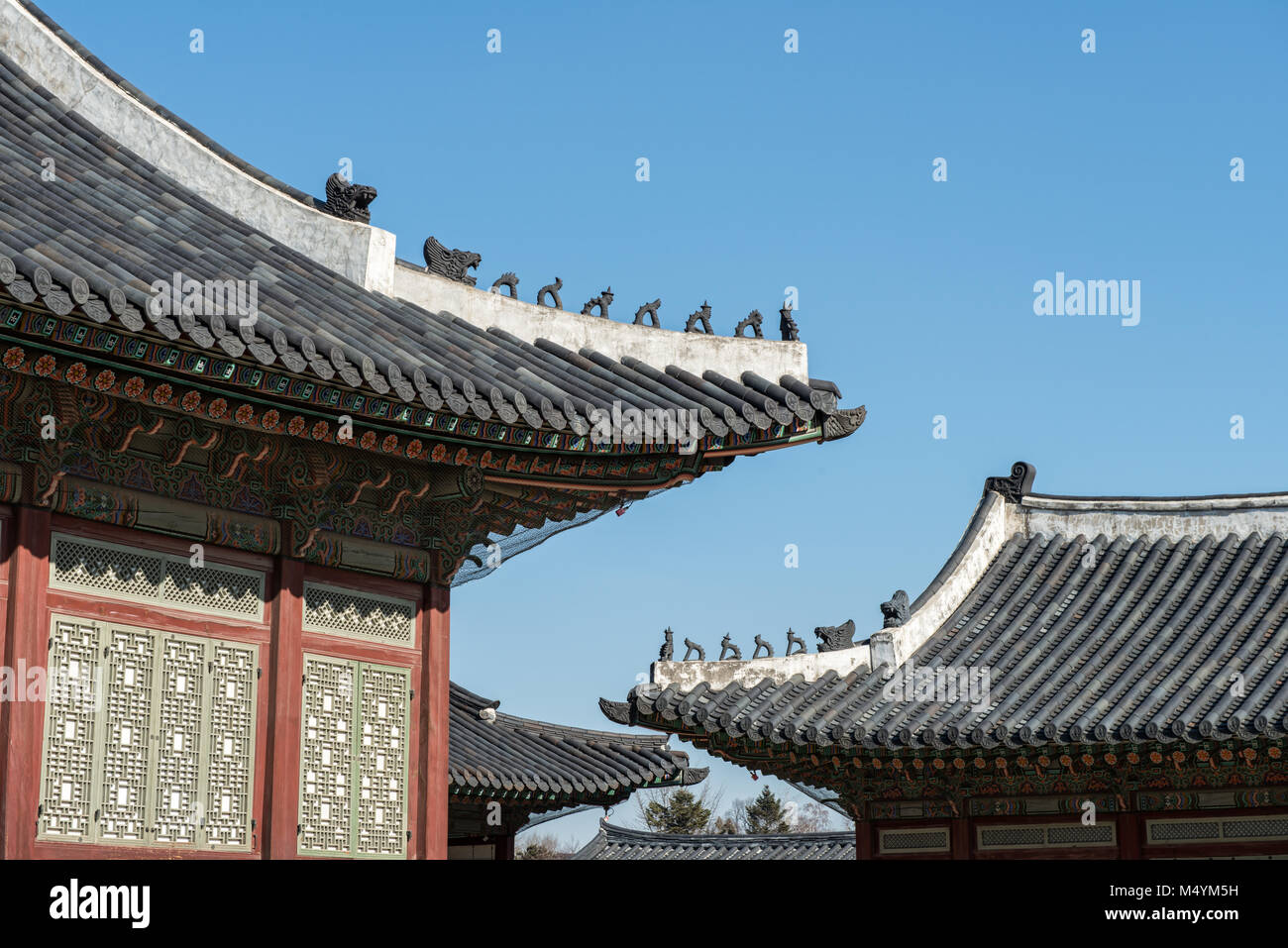 Corea tradizionale decorazione del tetto. blue sky e strutture colorate Foto Stock