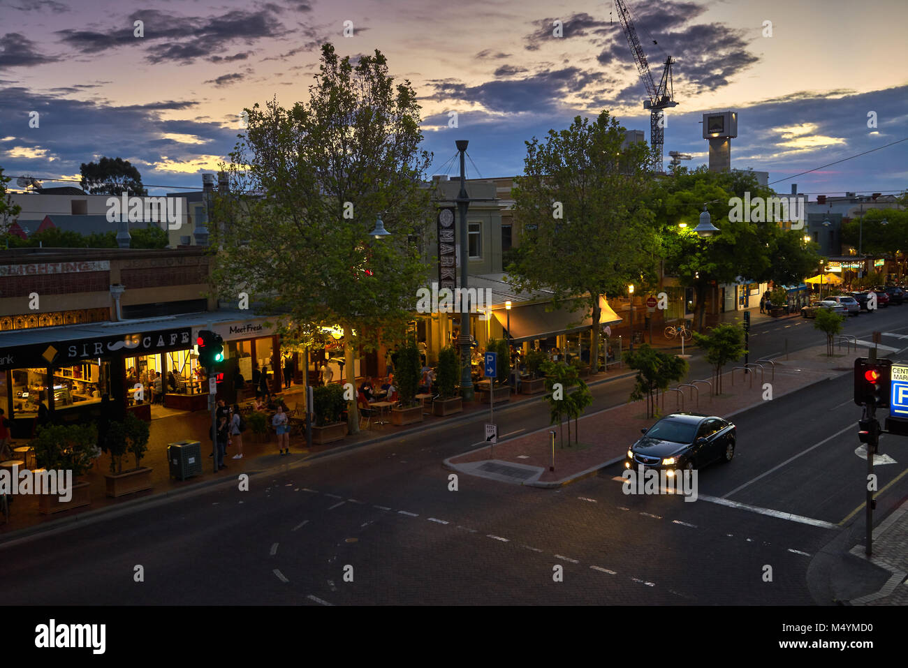 Una strada nel quartiere cinese di Adelaide, Australia con molti acquirenti comprare e mangiare Foto Stock